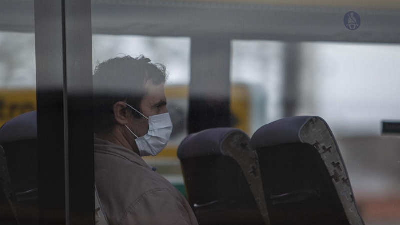 Un hombre en un autobús con mascarilla durante la cuarentena por la emergencia del coronavirus. /JAIRO VARGAS