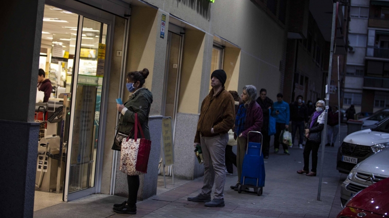 Colas en los supermercados durante el estado de alarma por la emergencia de coronavirus. / JAIRO VARGAS