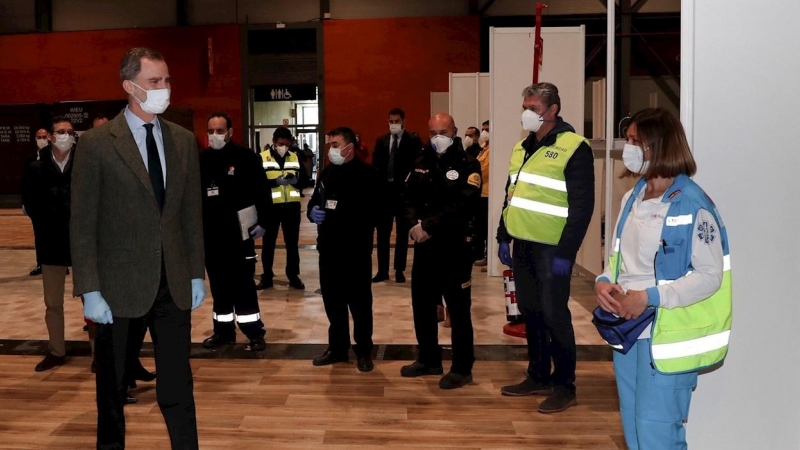 Felipe VI, con mascarilla y guantes como medida de prevención, ha visitado este jueves el hospital de emergencia instalado en el recinto ferial de Ifema de Madrid. /EFE