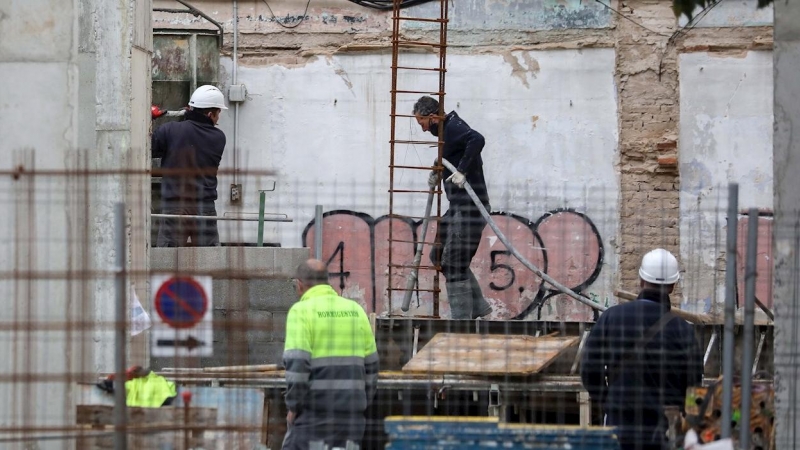 Varios trabajadores de la construcción en una de las obras que siguen activas en Valencia. /EFE