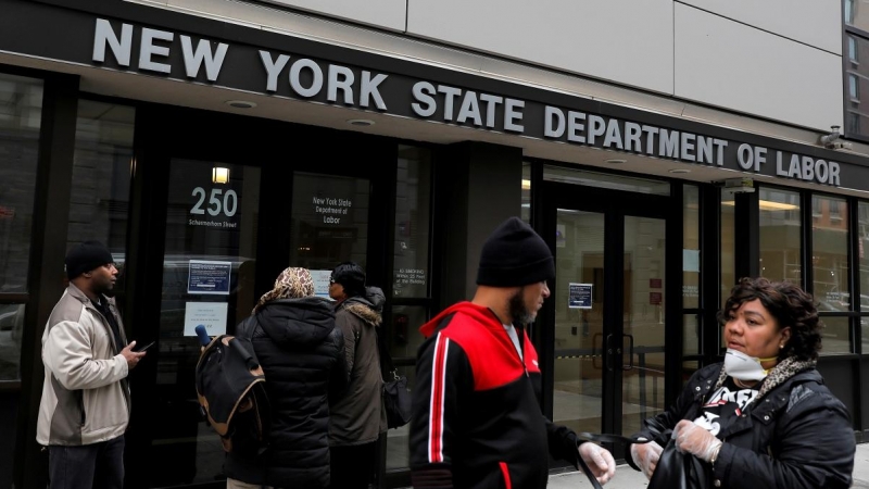 Varios ciudadanos estadounidenses se acercan a la puerta de las oficionas del Departamento de Trabajo del estado de Nueva York./ Andrew Kelly (Reuters)