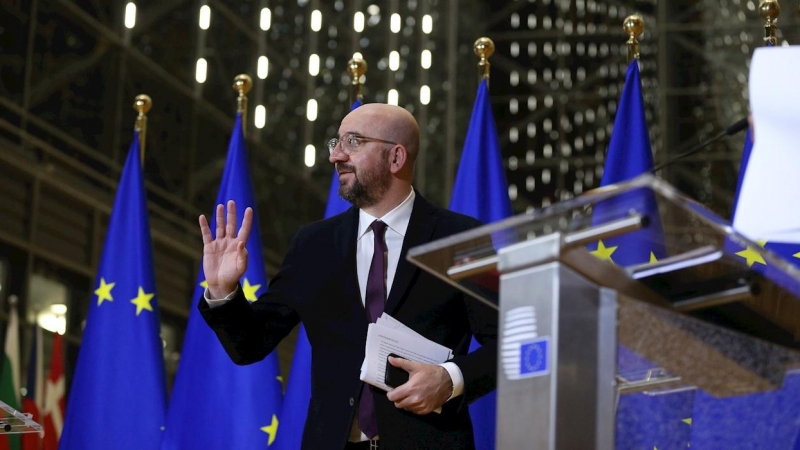 El presidente del Consejo Europeo, Charles Michel, a la llegada a la rueda de prensa tras la cumbre de la UE por teleconferencia. EFE/EPA/FRANCOIS WALSCHAERTS