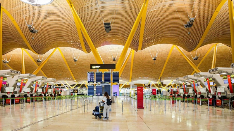 Una turista observa los paneles de la Terminal 4 del Aeropuerto Adolfo Suárez-Madrid Barajas. E.P./Ricardo Rubio