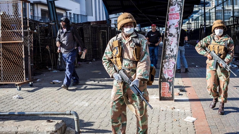 Militares paseando con mascarillas por las calles de Johannesburgo en el primer día de estado de alarma decretado en Suráfrica por el coronavirus. /EFE
