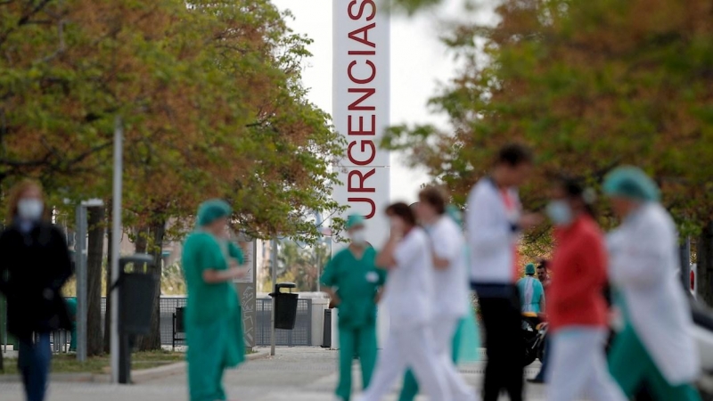 GRAFCVA3490. VALENCIA, 26/03/2020.-Trabajadores sanitarios del hospital La Fé de Valencia, en un momento de descanso, hoy duodécimo día del estado de alarma decretado por el Gobierno.EFE/ Kai Försterling