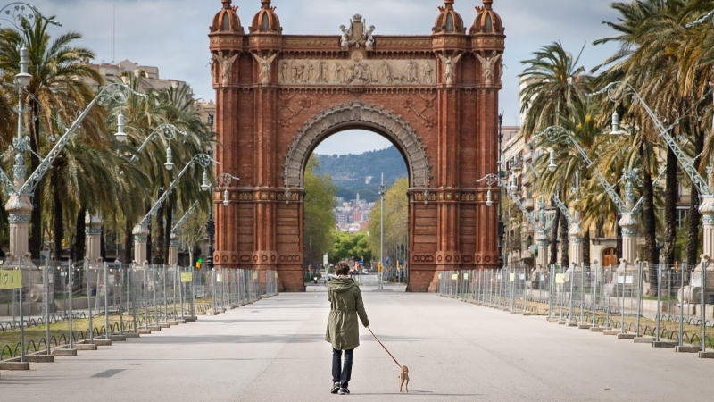 El Passeig Lluís Companys, amb una vianant que passeja el gos. JOEL KASHILA