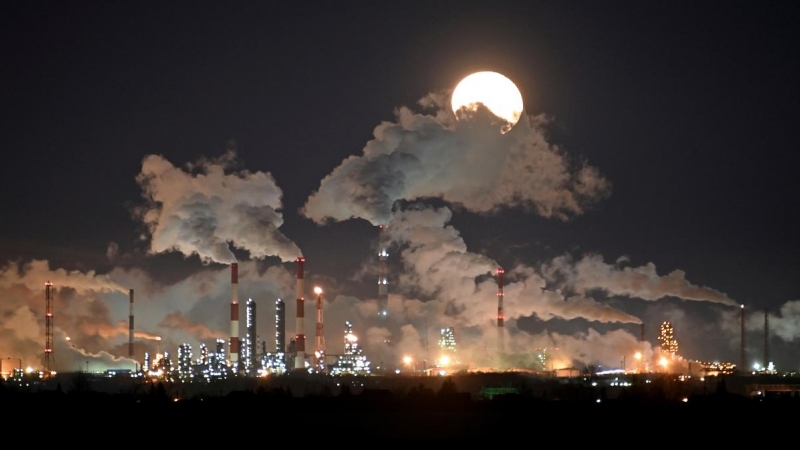 La luna llena se eleva sobre la refinería de petróleo de Gazprom Neft en Omsk, Rusia. REUTERS / Alexey Malgavko