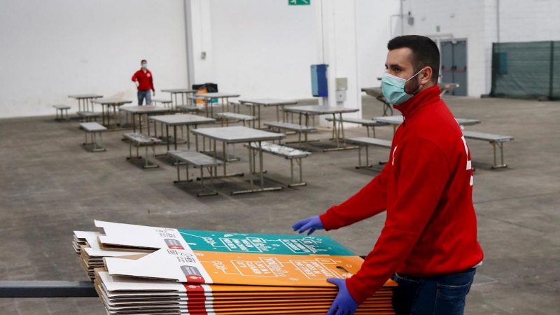 Miembros de la Cruz Roja en un pabellón de la Fira de Barcelona. EFE/Quique García