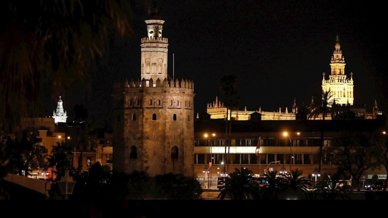 Composición del antes y el después del apagado de la Torre del Oro de Sevilla que se ha sumado este sábado a la Hora del Planeta, una iniciativa promovida por WWF, que ha supuesto el apagado durante una hora (20:30 a 21:30) de los edificios y monumentos m