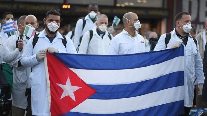 Médicos cubanos durante su llegada a Italia para ofrecer ayuda humanitaria. REUTERS