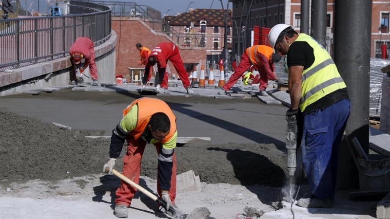 Trabajadores de la construcción urbanizan unas calles en la capital vizcaína este viernes. EFE / Luis Tejido