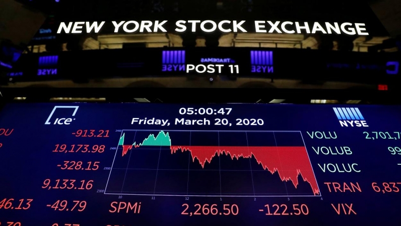 Paneles informativos en el patio de negociación de la Bolsa de Nueva York, en Wall Street.. REUTERS/Lucas Jackson