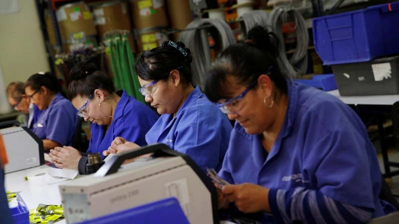 Trabajadores en una planta de fabricación de cables, en Ciudad Juárez (México). REUTERS / Jose Luis Gonzalez