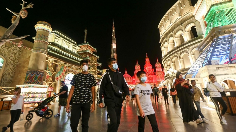 Personas con mascarillas en el centro comercial y de ocio Global Village, en Dubái.  REUTERS/Satish Kumar