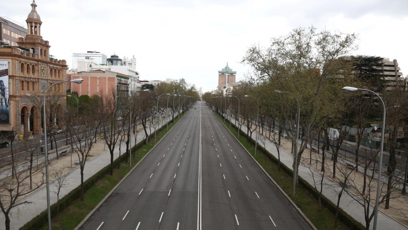 Vista de un desértico Paseo de la Castellana, una de las principales arterias de negocios y comercial de la cidad de Madrid. REUTERS/Sergio Perez