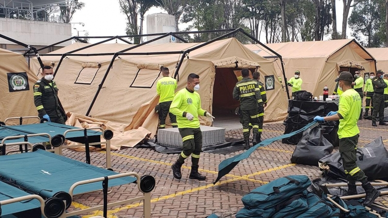 24/03/2020.- Fotografía cedida por la Policía Nacional de Colombia que muestra a varios de sus miembros durante la instalación de las carpas habilitadas en el Hospital Central de la Institución para recibir pacientes afectados por el coronavirus. / EFE