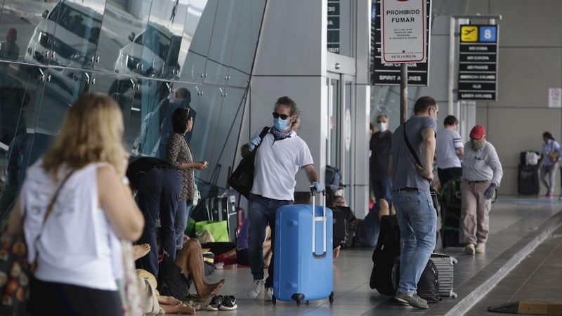 29/03/2020.- Vista de viajeros en el aeropuerto internacional de Tocumén, este domingo en Ciudad de Panamá (Panamá). EFE/Carlos Lemos