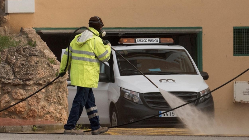 30/03/2020.-Un operario de desinfección en una residencia en Huesca. / EFE - JAVIER BLASCO