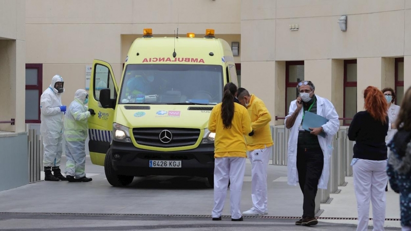 30/03/2020.- Personal sanitario en las inmediaciones del Hospital de campaña del Gregorio Marañón en Madrid. / EFE- JUANJO MARTÍN