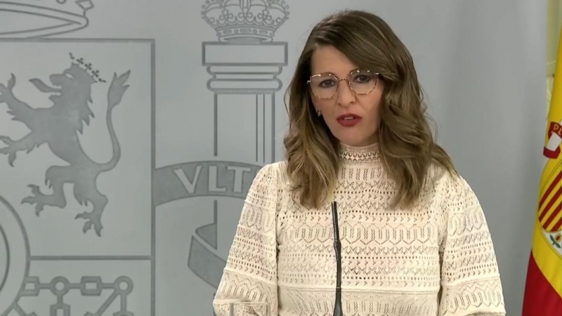 30/03/2020.- La ministra Yolanda Díaz, durante la rueda de prensa tras el Consejo de Ministros extraordinario, este domingo. EFE/Moncloa