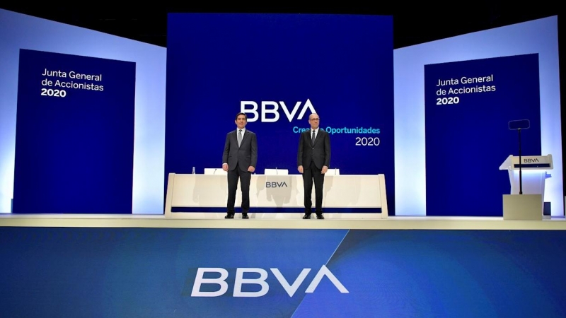 El presidente y el consejero delegado de BBVA, Carlos Torres y Onur Genç, al comienzo de la pasada junta de accionistas del banco, en Bilbao. EFE