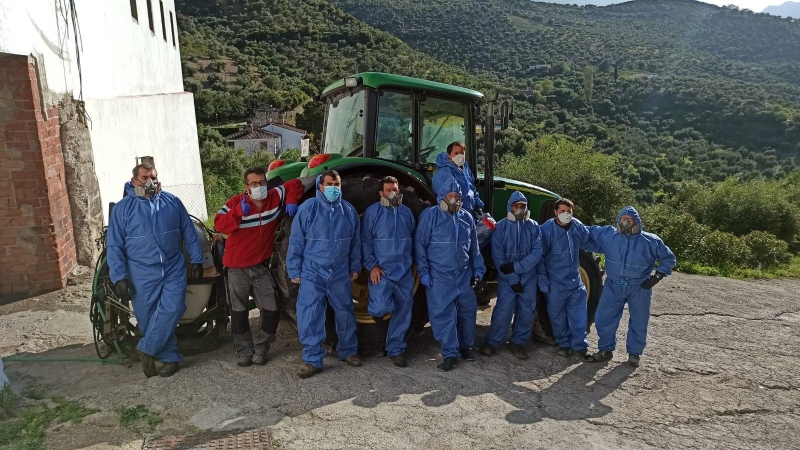 Grupo de voluntarios encargados de la desinfección del municipio de Zahara de la Sierra (Cádiz).