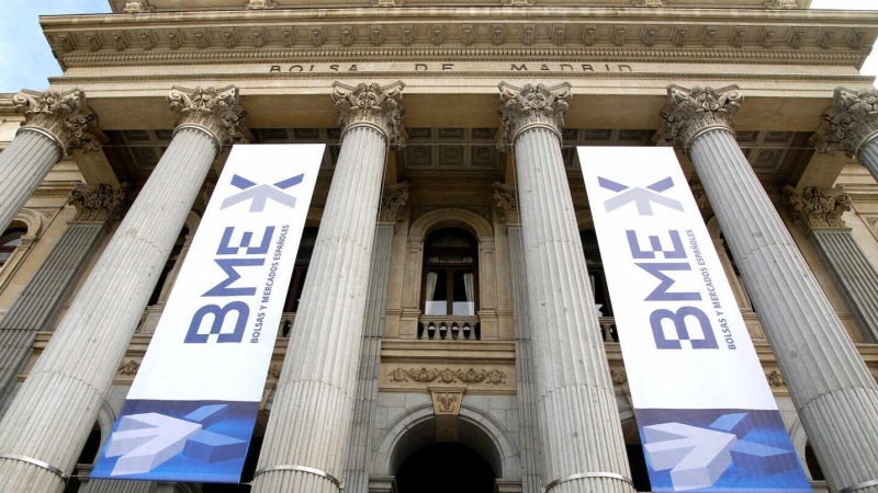 Vista del exterior de la Bolsa de Madrid, con carteles de Bolsas y Mercados Españoles (BME). EFE