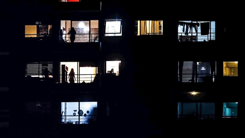23/03/2020.- Personas en los balcones durante la cuarentena por la emergencia de la covid-19 en Argentina. / EFE - JUAN IGNACIO RONCORONI