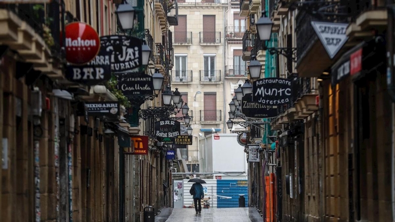 30/03/2020.- Vista de una calle de la Parte Vieja de San Sebastián donde abundan los bares y restaurantes, prácticamente desierta. / EFE - JUAN HERRERO