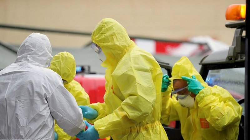 GRAF3695 MADRID 31/03/2020.- Personal sanitario con trajes de protección se prepara para trabajar en un hospital de campaña montado cerca del acceso de Urgencias del Hospital Gregorio Marañón, este martes, en Madrid. El Ejército de Tierra ha instalado un