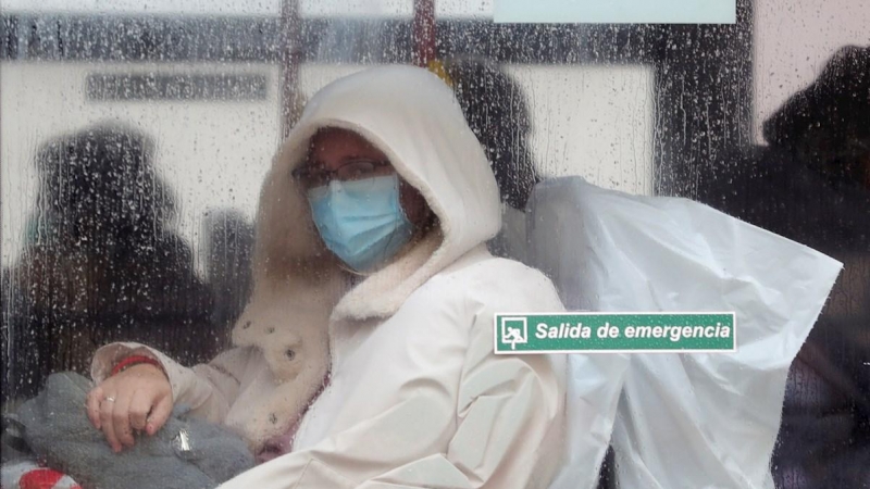 GRAF3738. MADRID 31/03/2020.- Un autobús del servicio de la Unidad Militar de Emergencias que traslada pacientes con coronavirus llega al Hospital Gregorio Marañón mientras el Ejército ultima la instalación del hospital de campaña cerca del acceso a Urgen