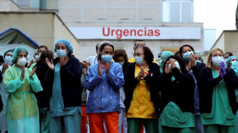 El personal sanitario del madrileño hospital Gregorio Marañón aplaude a la Policía Municipal apoyando su labor, hoy martes en el decimoséptimo día del estado de alarma por la pandemia del coronavirus. EFE/Kiko Huesca.