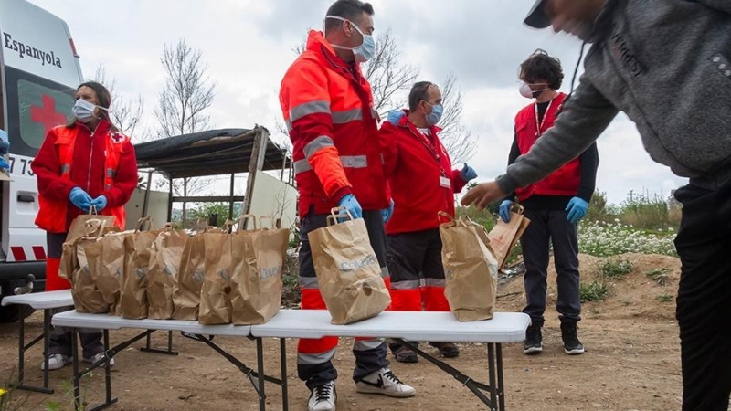 Voluntarios de Cruz Roja reparten packs de comida en zonas chabolistas de Valencia en colaboración con el ayuntamiento. | Ajuntament de València