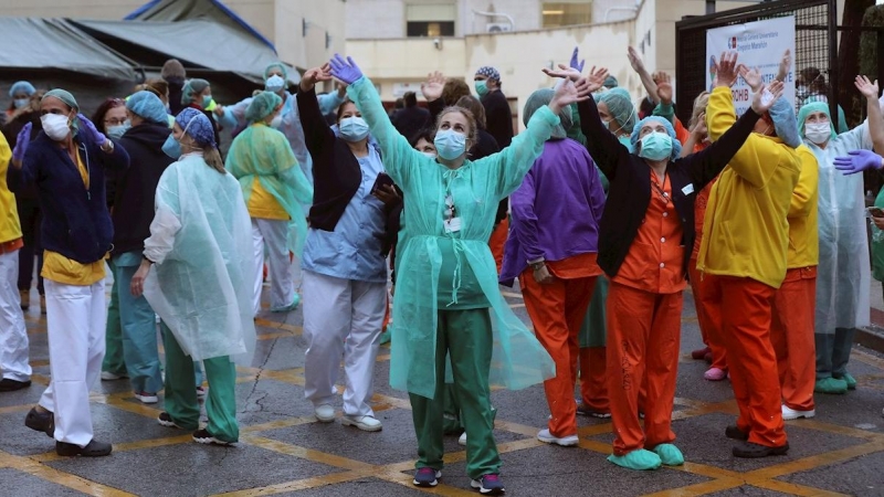 31/03/2020.- El personal sanitario del madrileño hospital Gregorio Marañón agradece los aplausos por su labor. / EFE - KIKO HUESCA