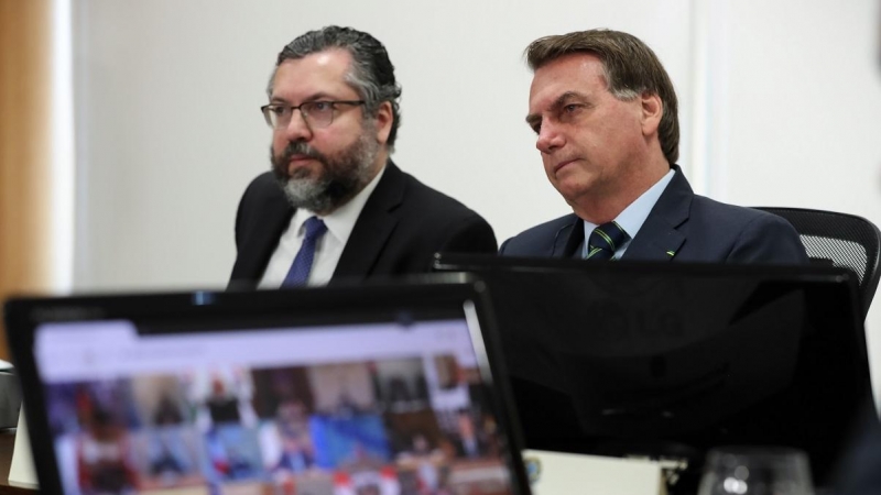 El presidente brasileño, Jair Bolsonaro, y su ministro de relaciones exteriores, Ernesto Araujo, en la videoconferencia de líderes del G20 para tratar la crisis sanitaria global provocada por la pandemia del Covid-19. MARCOS CORRÊA/ PRESIDENCIA DE LA REPÚ