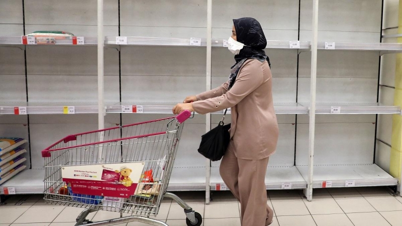 Una mujer compra en un supermercado de Kuala Lumpur, Malasia. REUTERS