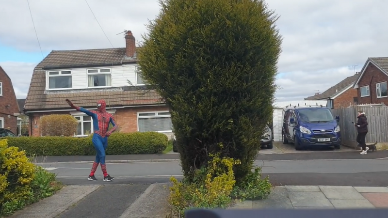 Un Spider-Man alegra el confinamiento de los niños de ingleses. Captura del vídeo en Facebook