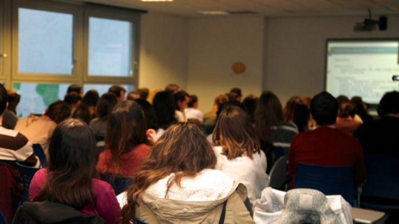 'Yo te ayudo con la sele', el programa del Banco Santander y la Francisco de Vitoria para superar la EVaU