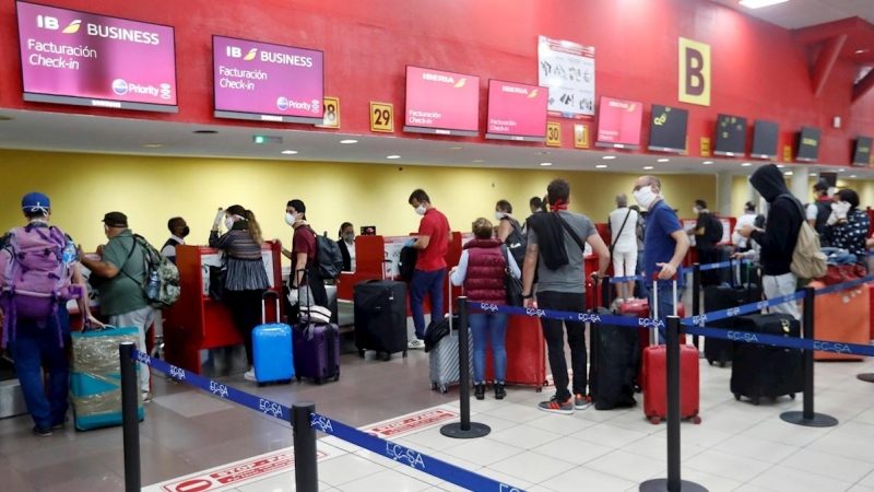 Turistas en el aeropuerto Internacional José Martí de la Habana, Cuba. / EFE - Ernesto Mastrascusa