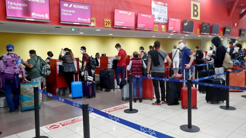 Turistas en el aeropuerto Internacional José Martí de la Habana, Cuba. / EFE - Ernesto Mastrascusa