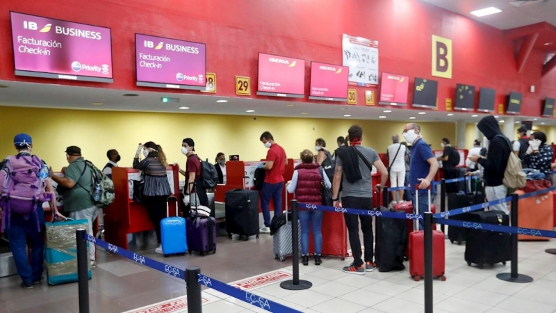 Turistas en el aeropuerto Internacional José Martí de la Habana, Cuba. / EFE - Ernesto Mastrascusa
