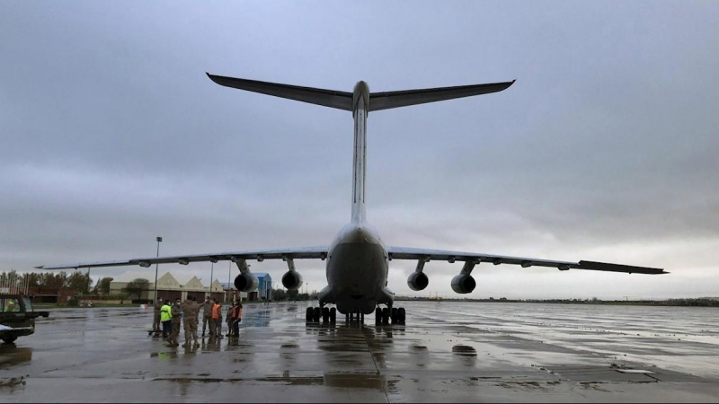 Un avión procedente de Shanghai (China) con casi 12 toneladas de material sanitario llega a la base aérea de Torrejón de Ardoz (Madrid). /EFE