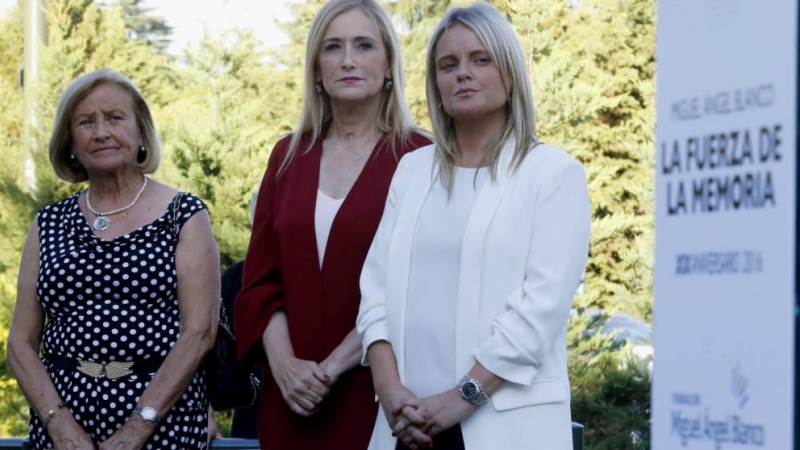 Cristina Cifuentes (c) junto a Consuelo Garrido (i) y la hija de esta, Mari Mar Blanco, hermana de Miguel Ángel Blanco, en un homenaje al concejal asesinado. (EFE)