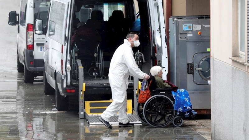 01/04/2020.- Trabajadores de la residencia Vitalia en Leganés, una de las varias residencias privadas de personas mayores que serán dirigidas por funcionarios, trasladan a una anciana no contagiada por coronavirus, este miércoles. La Consejería de Polític