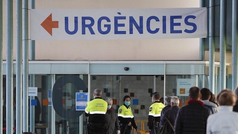 Varios agentes de seguridad controlan el acceso de urgencias en el hospital del Mar de Barcelona. EFE/Alejandro García