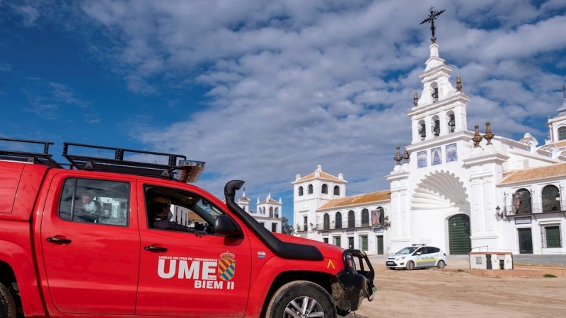 31/03/2020 - Efectivos de la Unidad Militar de Emergencias (UME) realizan tareas informativas y de control en la aldea almonteña de El Rocío (Huelva) para evitar las concentraciones de personas pese a las restricciones establecidas tras decretarse el esta