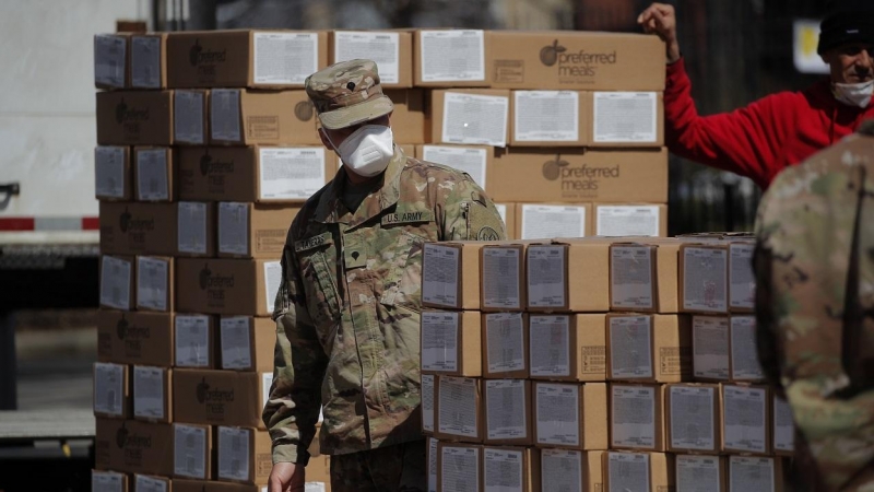 Miembros de la Guardia Nacional del Ejército de EEUU distribuyen cajas de comidas grátis en el barrio de Harlem, en Nueva York, durante la crisis del coronavirus. REUTERS/Brendan Mcdermid