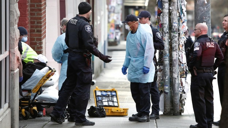 Bomberos y policías ayudan a un equipo médico en Seattle, Washington, durante la crisis del coronavirus. REUTERS/Jason Redmond