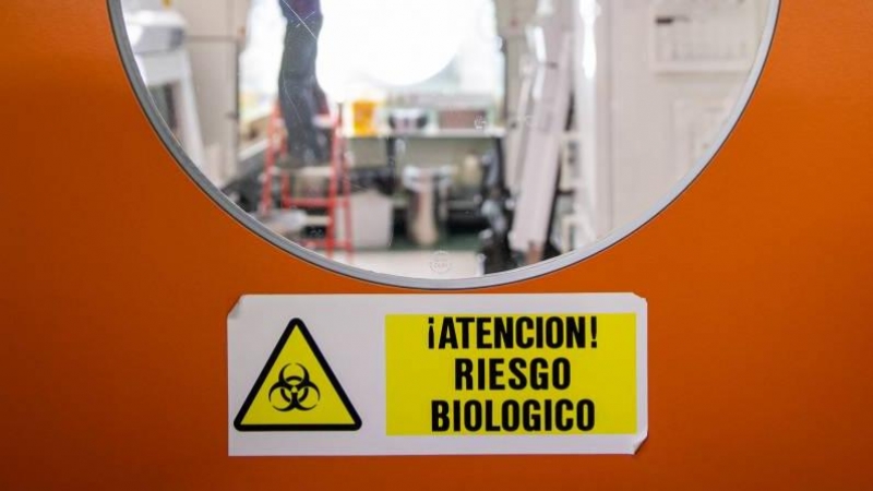 Puertas de una sala donde se experimenta con patógenos que conllevan riesgo biológico en el CNB. En este laboratorio se avanza en el desarrollo de una vacuna contra el SARS-Cov-2. / SINC