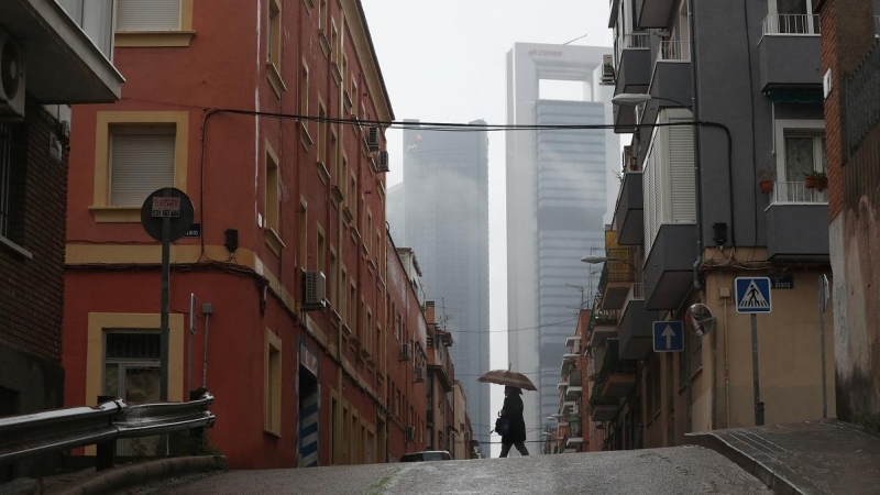 Una mujer pasea por las calles de Madrid, sin apenas tráfico por las restricciones de la emergencia del coronavirus./ Reuters-Susana Vera